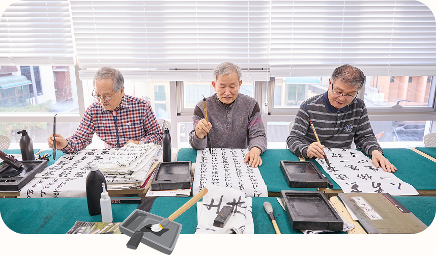 경로당 옆에 마련된 서예실에서 붓글씨를 쓰고 있는 어르신들