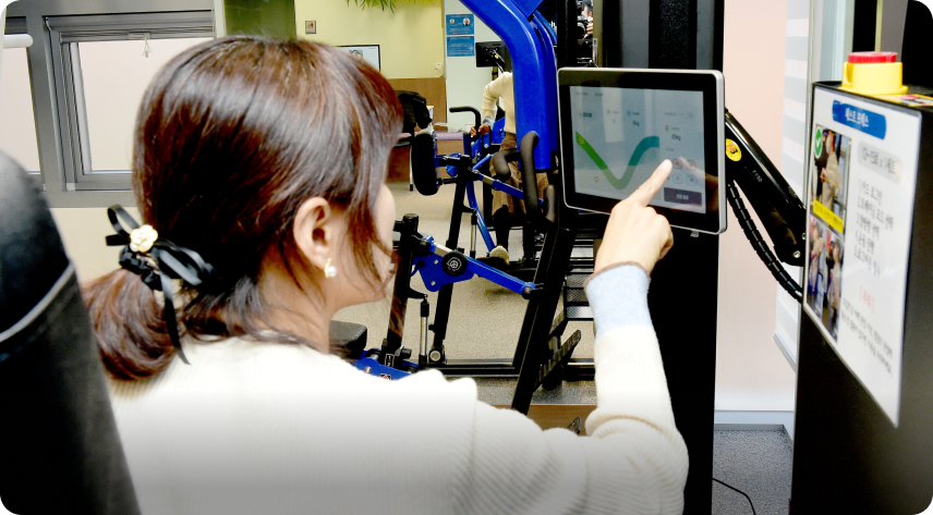 선정시니어센터 스마트 피트니스 공간. AI가 근력 상태를 분석해 그날의 운동 강도와 횟수를 자동으로 설정해준다. 