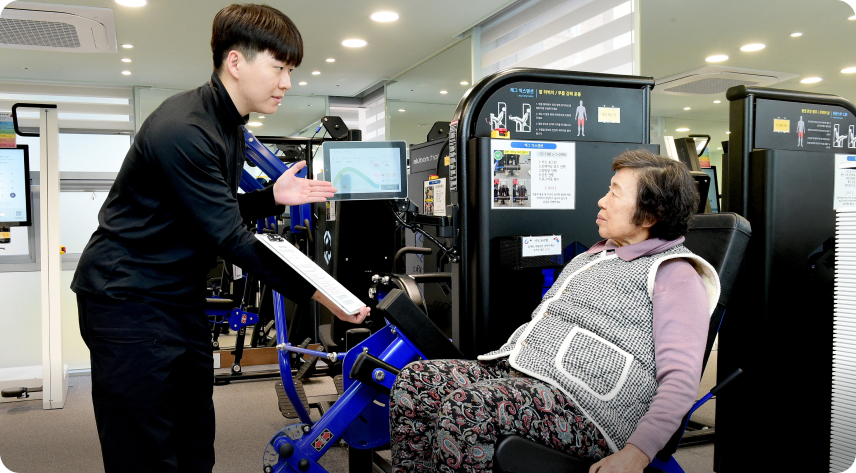 선정시니어센터 스마트 피트니스 공간. AI가 근력 상태를 분석해 그날의 운동 강도와 횟수를 자동으로 설정해준다. 