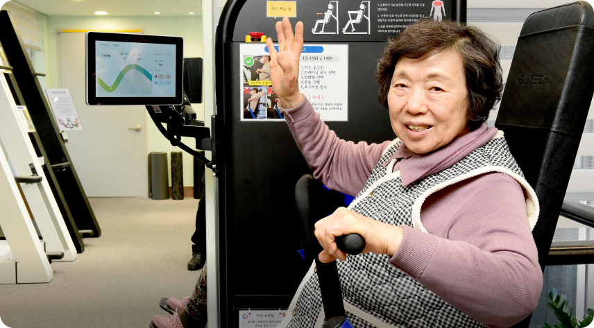 선정시니어센터 스마트 피트니스 공간. AI가 근력 상태를 분석해 그날의 운동 강도와 횟수를 자동으로 설정해준다. 