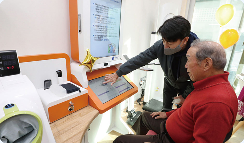 압구정경로당. 어르신들의 건강을 위한 체성분 분석기, 혈압계 등 스마트 헬스케어 기기가 마련되어 있다. 