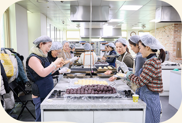 쉘위베이크를 이끌고 있는 이미화 회장(왼쪽)과 회원들