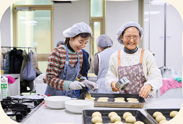 이웃에게 전해지는 빵은 회원들이 아침부터 오후까지 손수 반죽하고 구워낸 것이다.