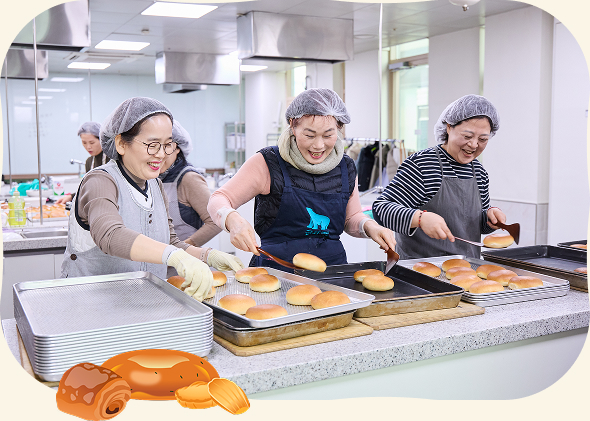 이웃에게 전해지는 빵은 회원들이 아침부터 오후까지 손수 반죽하고 구워낸 것이다.
