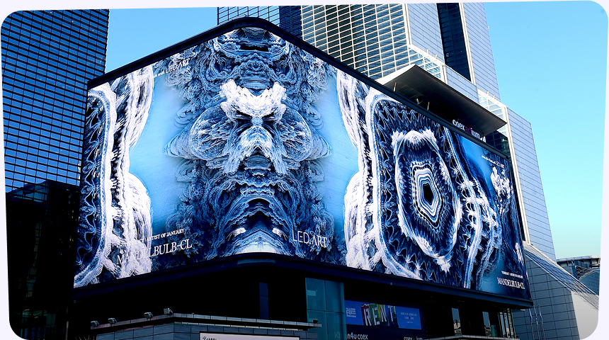 ↑ 영화 <케이팝 데몬 헌터스> 초반부 ‘골든’이 흘러나오는 씬에 등장하는 코엑스 K-POP 광장의 대형 LED 전광판