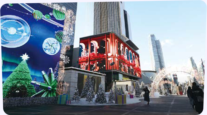 ↑ 영화 <케이팝 데몬 헌터스> 초반부 ‘골든’이 흘러나오는 씬에 등장하는 코엑스 K-POP 광장의 대형 LED 전광판