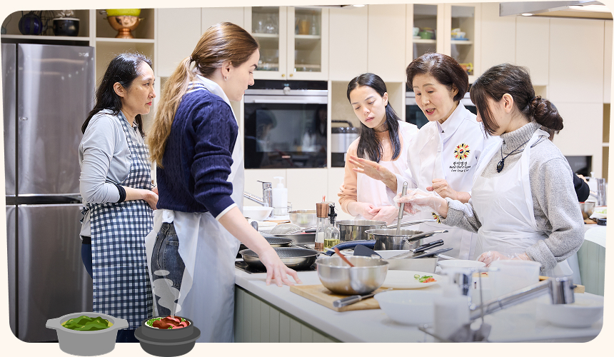 ↑ 이종임 요리연구가에게 한국 요리를 배우고 있는 결혼이민여성들