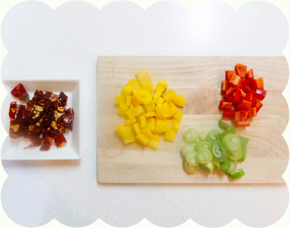 3.파프리카는 고기와 비슷한 크기로 썰고, 대파는 굵게 썬다.,4.마른 고추는 가위로 어슷하게 자른다.