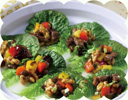 8.접시에 봄동을 한 장씩 놓고, 6을 얹어 싸 먹을 수 있도록 한다.