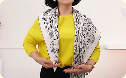 1.삼각형으로 접은 스카프를 어깨에 두르고, 오른쪽은 짧게 왼쪽은 길게 길이를 조정한다.