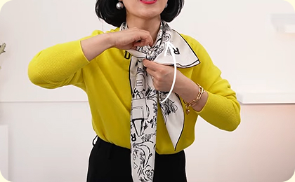 2.두 스카프가 교차하는 지점을 잡은 뒤, 왼쪽을 위로 오게 해 한 번 묶는다.