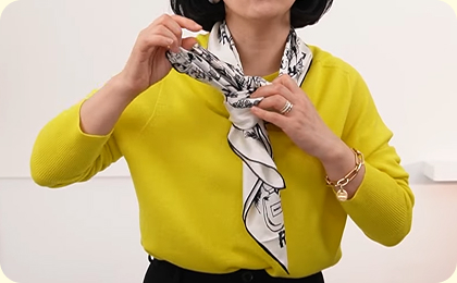 3.②를 다시 아래쪽으로 한 바퀴 돌려 오른쪽의 구멍으로 넣어 묶는다.