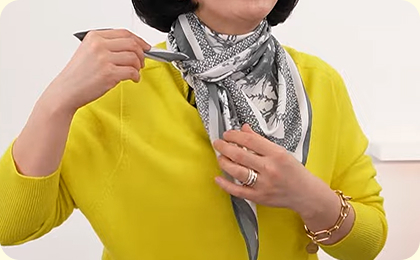 3.짧아진 왼쪽은 위쪽으로 한 바퀴 감아 매듭을 짓고, 아래쪽도 똑같이 한 바퀴 감아 매듭을 짓는다.