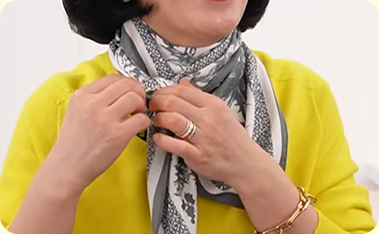 4.다시 짧은 위쪽을 아래로 한번 감은 뒤 매듭 사이로 빼서 마무리 한다.