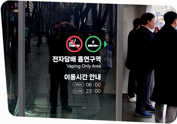 반개방형으로 설치된 전자담배 부스
