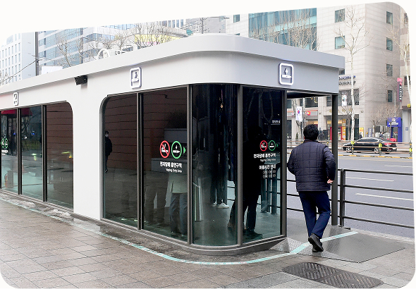 반개방형으로 설치된 전자담배 부스