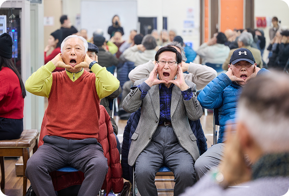 합창 연습에 앞서 준비운동을 하고 있는 단원들
