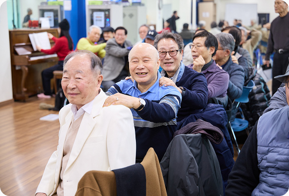 합창 연습에 앞서 준비운동을 하고 있는 단원들