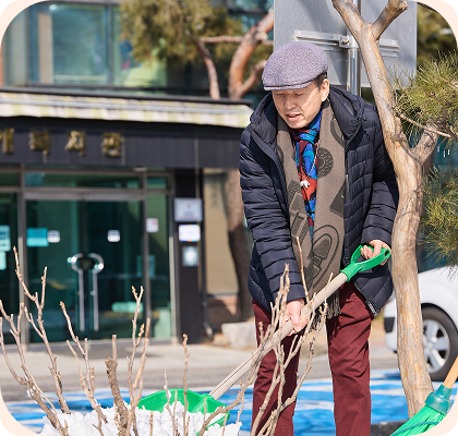 ↑성모자애복지관에 방문해 마당에 쌓인 눈을 청소하는 나그랑봉사회 이병연 회장