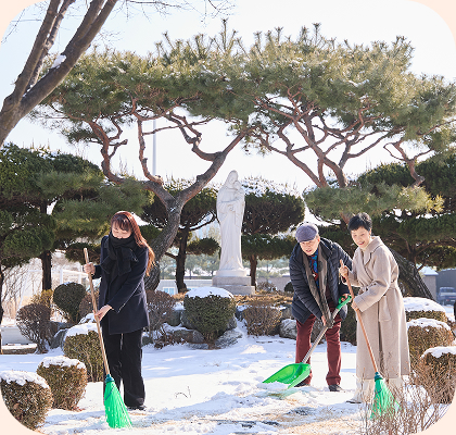 ↑성모자애복지관에 방문해 마당에 쌓인 눈을 청소하는 나그랑봉사회 이병연 회장