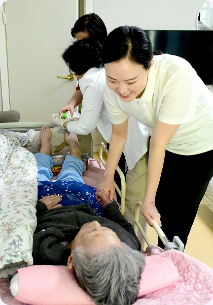 의사·간호사·물리치료사·사회복지사로 구성된 다학제 방문팀이 재택 건강관리 서비스를 제공하는 강남의료돌봄센터