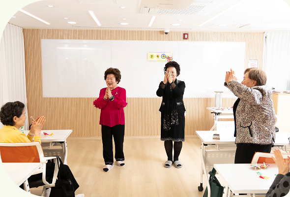 시니어 종이접기 강사로 활동 중인 황혜숙, 박광자 님(좌), 색종이로 만든 팽이(우)
