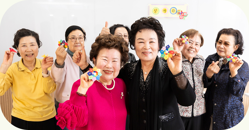 강남시니어클럽 시니어 종이접기 강사로 활동 중인 황혜숙 님(앞줄 왼쪽), 박광자 님(앞줄 오른쪽)과 학리시니어센터에서 종이접기를 배우는 시니어들