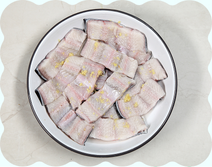 1.손질한 민물장어는 한입 크기로 자른 뒤 맛술과 다진 생강을 넣어 버무린다.