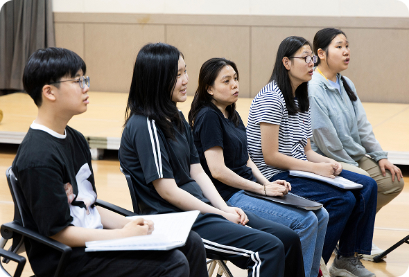 연습에 집중하고 있는 액티브합창단 단원들