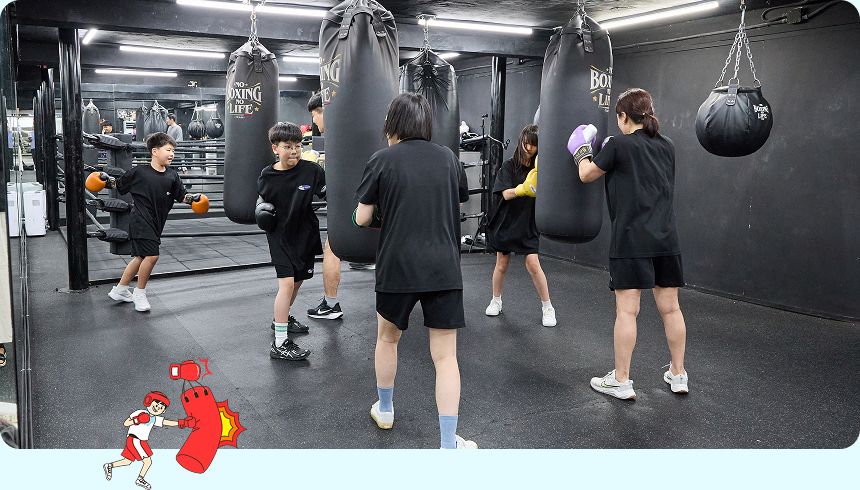 ↑기본 자세와 스텝을 배우는 참가자들