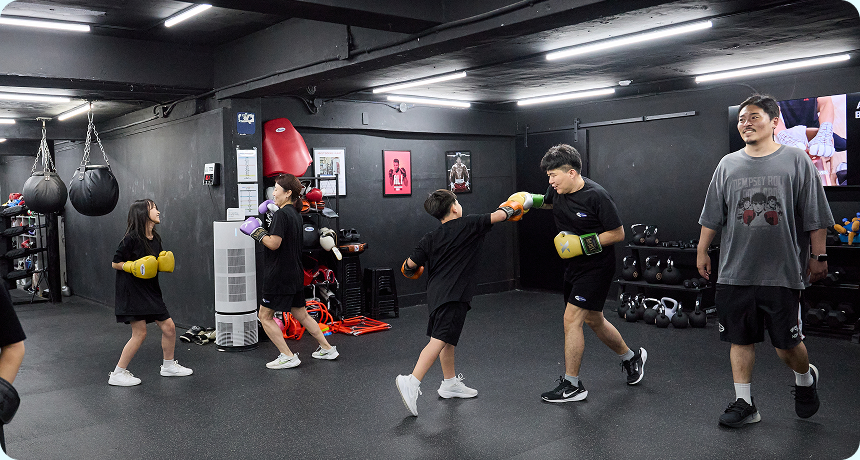 샌드백을 치며 복싱의 재미를 체험하는 참가자들