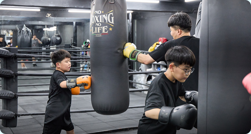 샌드백을 치며 복싱의 재미를 체험하는 참가자들