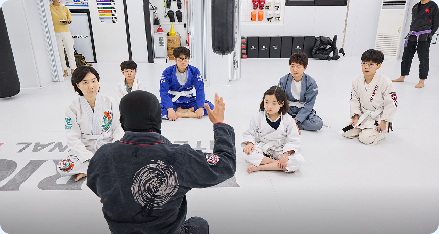 주짓수 시범을 보이는 관장