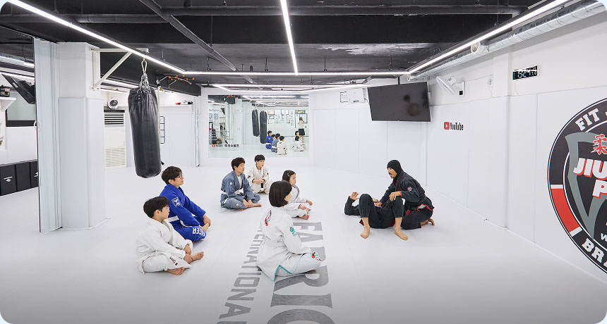 주짓수 시범을 보이는 관장