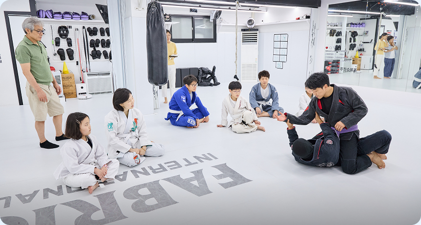 주짓수 시범을 보이는 관장