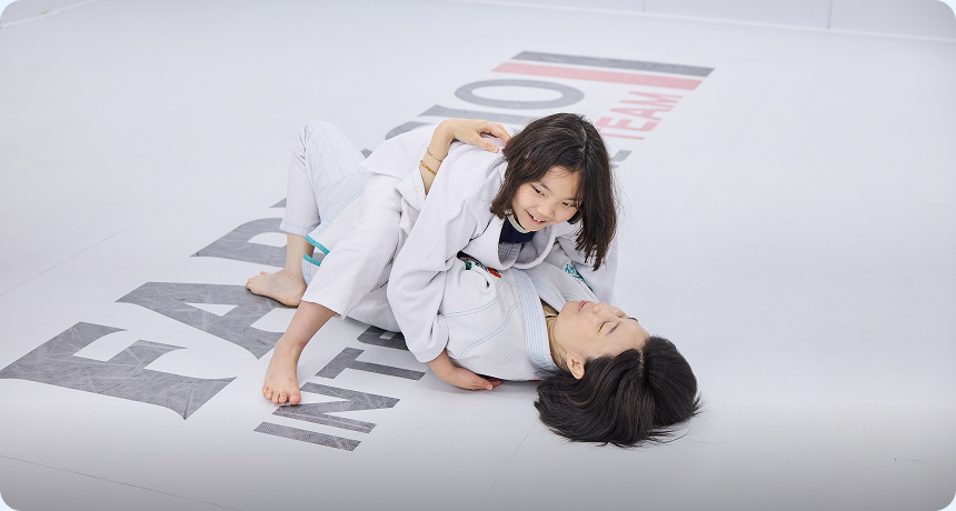 주짓수 기술을 직접 체험해 보는 참가자들