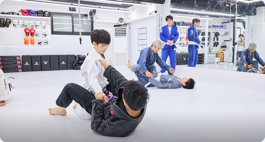주짓수 기술을 직접 체험해 보는 참가자들