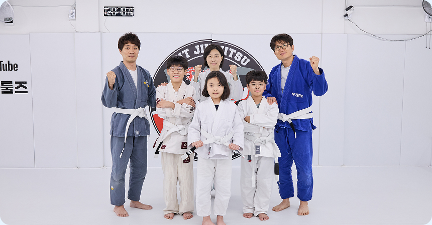 원데이 클래스에 참가한 독자들. 왼쪽부터 추성찬 님, 추주원 군, 라지은 님, 이서안 양, 이진우 군, 이정규 님