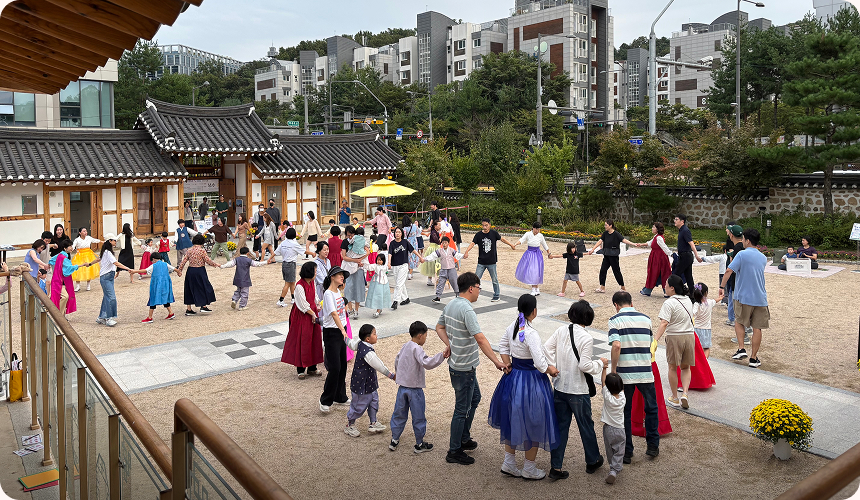 못골한옥어린이도서관에서 지난해 추석 연휴에 진행한 전통놀이 프로그램 모습