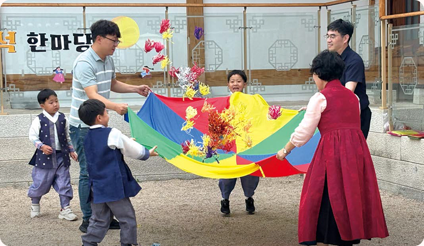 못골한옥어린이도서관에서 지난해 추석 연휴에 진행한 전통놀이 프로그램 모습