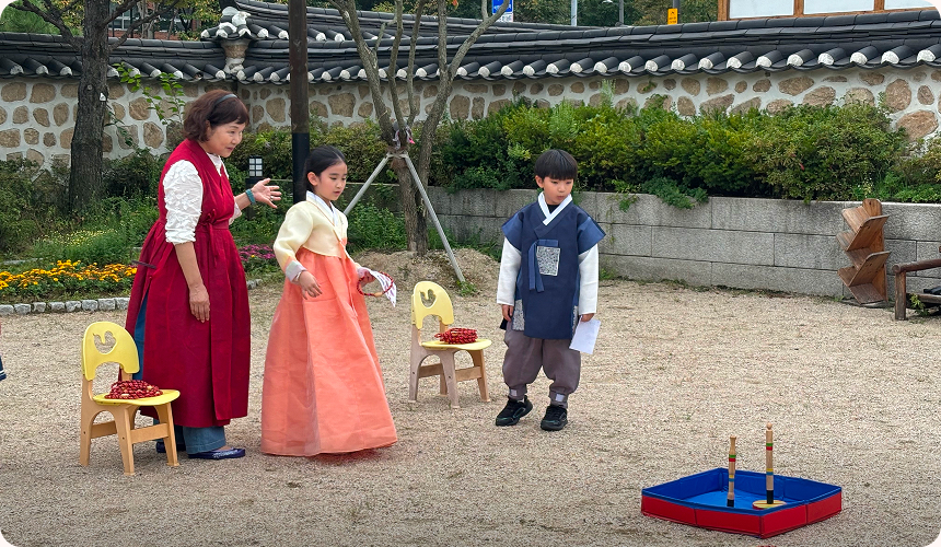 ↑못골한옥어린이도서관에서 지난해 추석 연휴에 진행한 전통놀이 프로그램 모습