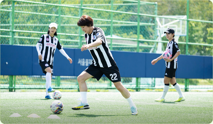 여성 아마추어 축구팀 맘쓰싸커 회원들의 경기 훈련 모습
