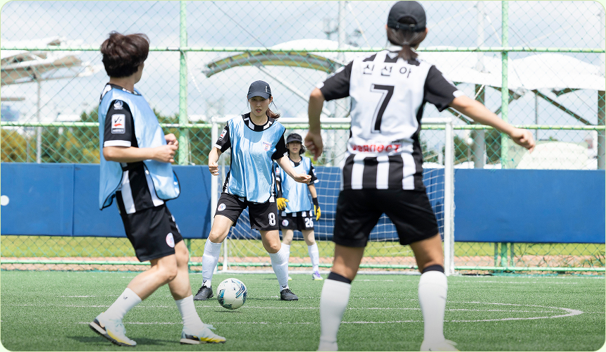 여성 아마추어 축구팀 맘쓰싸커 회원들의 경기 훈련 모습