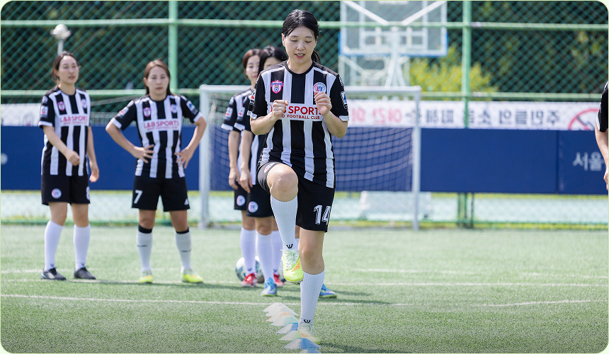 여성 아마추어 축구팀 맘쓰싸커 회원들의 경기 훈련 모습