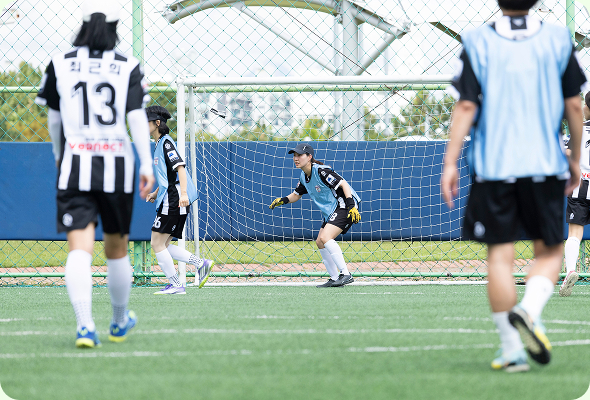 여성 아마추어 축구팀 맘쓰싸커 회원들의 경기 훈련 모습