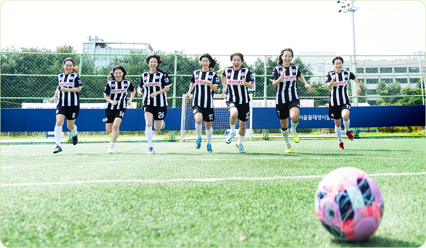 ↑여성 아마추어 축구팀 맘쓰싸커 회원들의 경기 훈련 모습