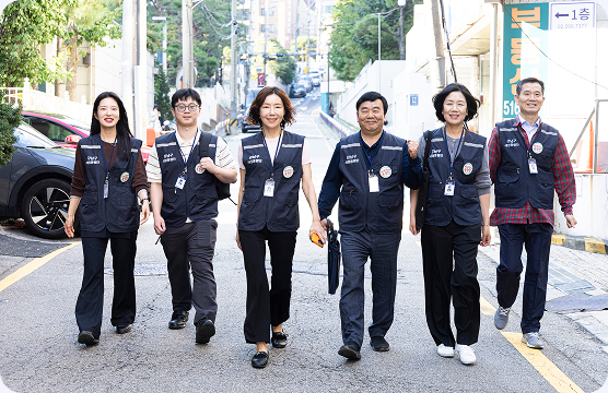 희망복지 배지를 착용하고 지역 이웃을 찾기 위해 이동하는 세정동행단 대원들