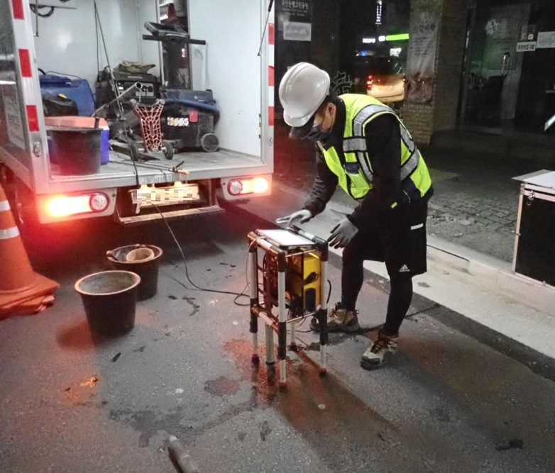 ‘기분 좋은 변화, 품격 있는 강남’을 실현 중인 강남구(구청장 정순균)가 지난 3월 16일부터 9월 11일까지 관내 주요 간선도로와 도곡‧역삼동 일대 249㎞ 구간의 땅속 공간을 찾아내는 탐사 작업을 벌인 결과, 땅 꺼짐 사고가 우려되는 730개소를 발견하고 이중 240개소를 복구했다.  