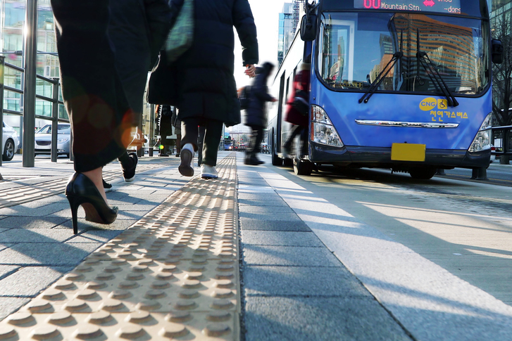  서울시가 대학수학능력시험이 치러지는 12월 3일 대중교통 운행을 늘리고 개인택시 부제를 해제하는 등 특별교통대책을 시행한다.