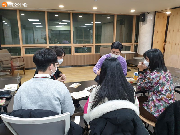 센터에 모인 청년들이 보드게임을 즐기고 있다. ⓒ윤혜숙